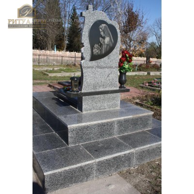Памятник из цветного гранита 00007 — ritualum.ru