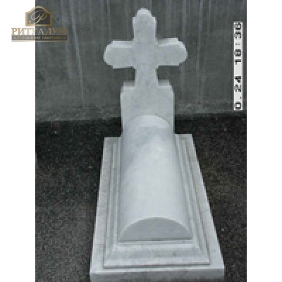 Крест с надгробной плитой из белого мрамора — ritualum.ru
